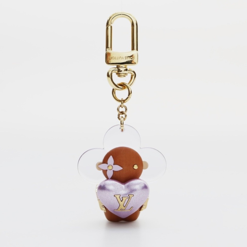 NEW LOUIS VUITTON 2023 Vivienne Amour Charm Wood key ring light purple